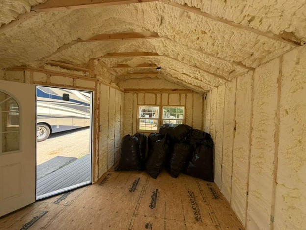 Contratistas de Spray Foam instalando aislamiento en techo